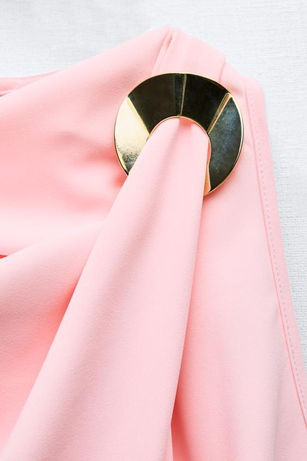 ZARA ТОП ИЗ КРЕПА С ЗОЛОТИСТОЙ ДЕТАЛЬЮ, ПАСТЕЛЬНО-РОЗОВЫЙ