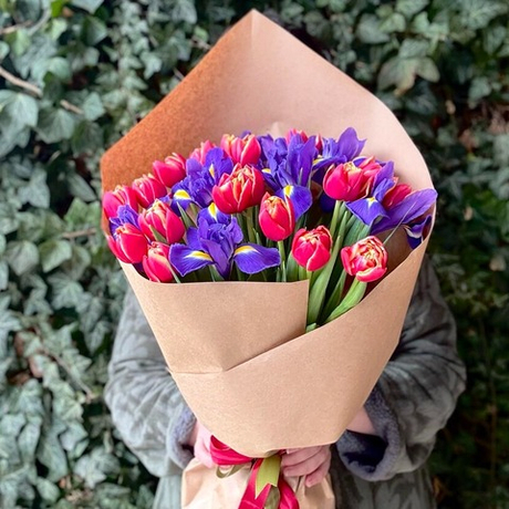 Букет весенний пионовидных тюльпанов и синих ирисов в крафте