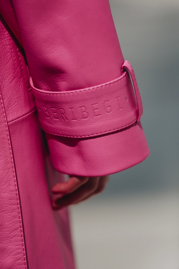 Тренч кожаный розовый