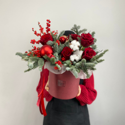 Композиция с илексом , нобилисом и красными розами 1056