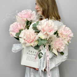 «Зефир» французские розы с эвкалиптом в сумке