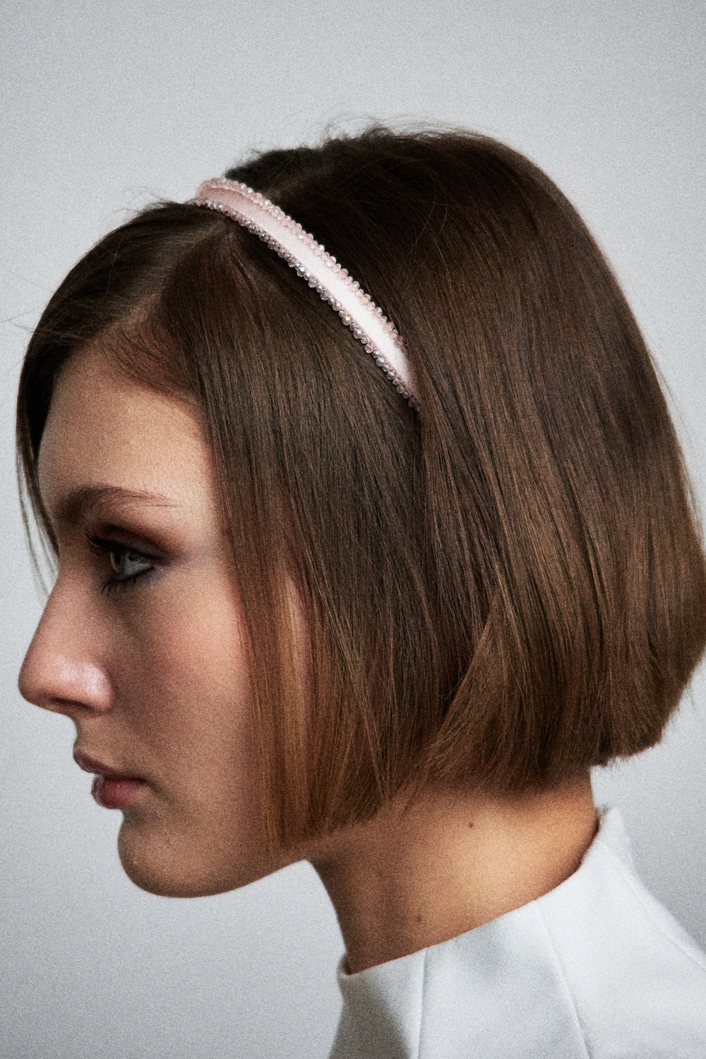 Ободок тонкий розовый с декором по контуру