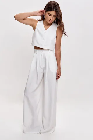 Свободные брюки с защипами белого цвета