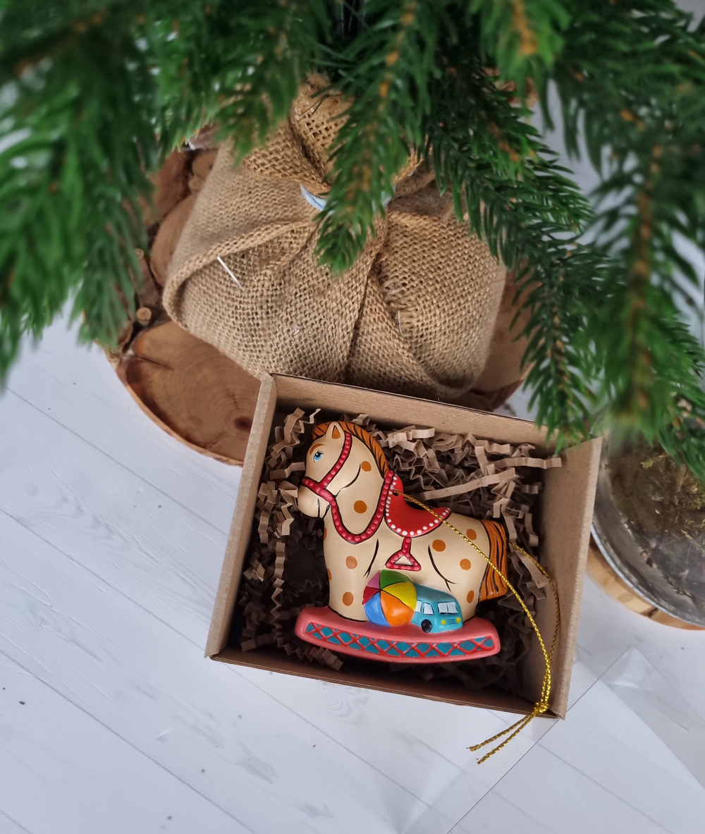 Лошадка с игрушками ёлочная игрушка из фарфора