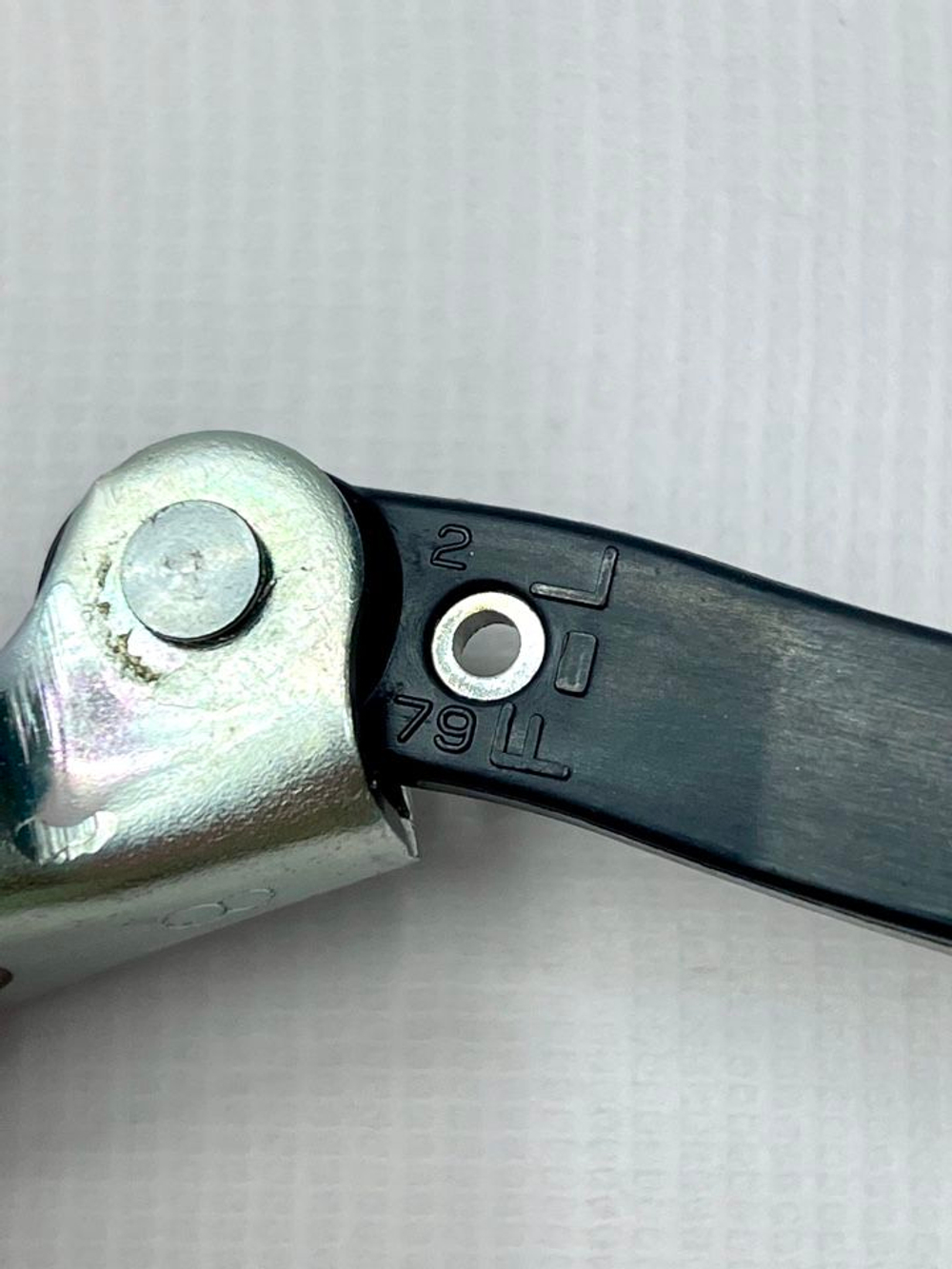 Ограничитель передней двери Митсубиши Аутлендер.5702A239. Оригинал.