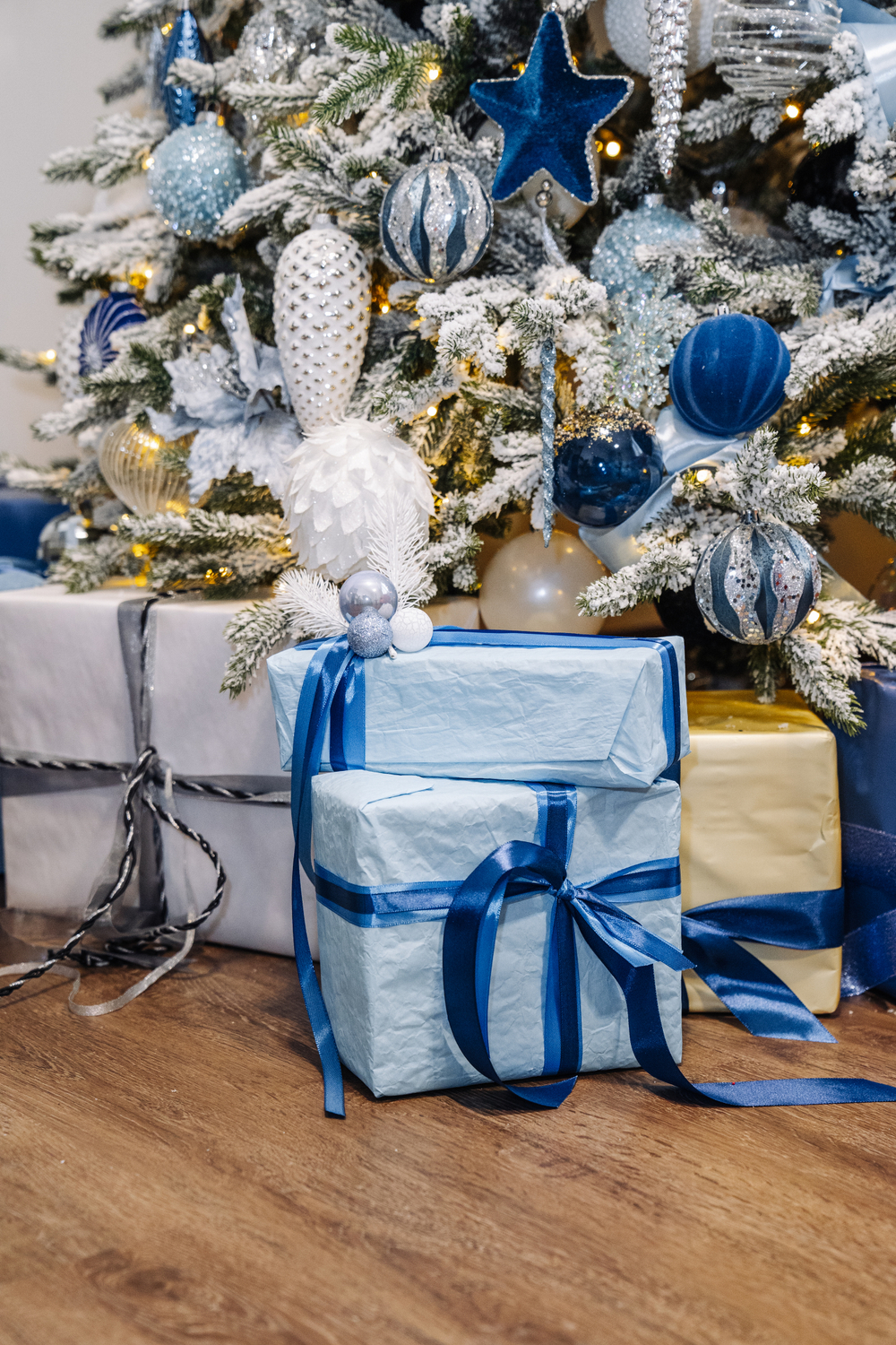 Дизайнерская заснеженная ель «Серебристый иней»