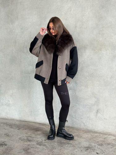 Коричневая куртка с черными рукавами