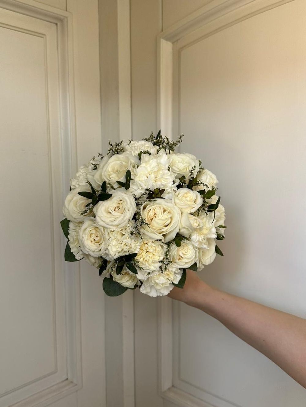 Свадебный букет из диантусов, эвкалипта, кустовых пионовидных и одноголовых роз