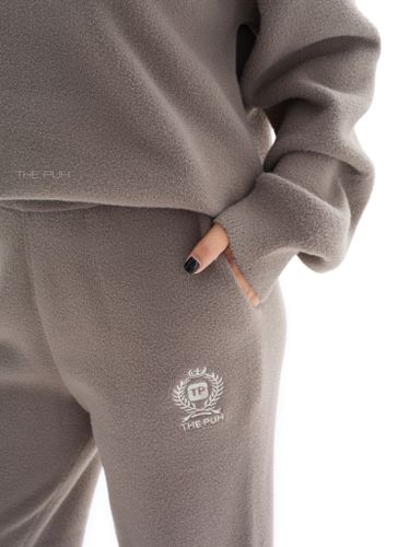 Костюм в цвете капучино с вышивкой и воротом-поло