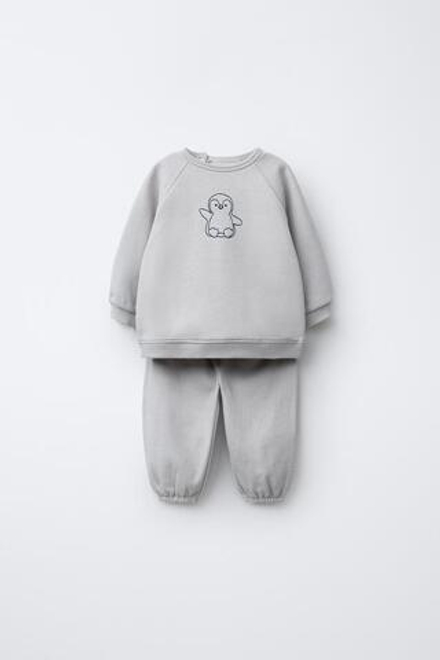 ZARA КОМПЛЕКТ ИЗ ТОЛСТОВКИ И БРЮК-ДЖОГГЕРОВ С ВЫШИВКОЙ ПИНГВИНА, ЖЕМЧУЖНО-СЕРЫЙ