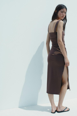 ZARA ПЛИССИРОВАННОЕ ПЛАТЬЕ МИДИ, КОРИЧНЕВЫЙ