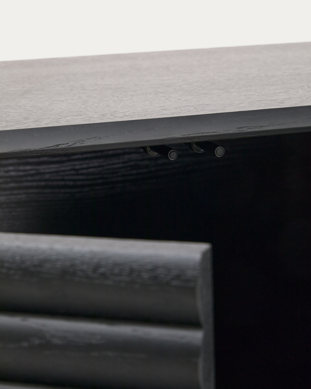 Комод Lenon с 3 дверцами и 3 ящиками черный из массива и шпона дуба