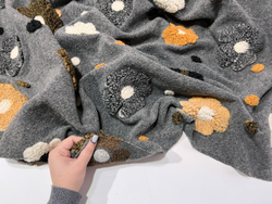 ЦВЕТОЧКИ НА СЕРОМ - Жаккард тепленький (1418 Евгения) (к0 вшитые нитки от среза 40см, убираются))