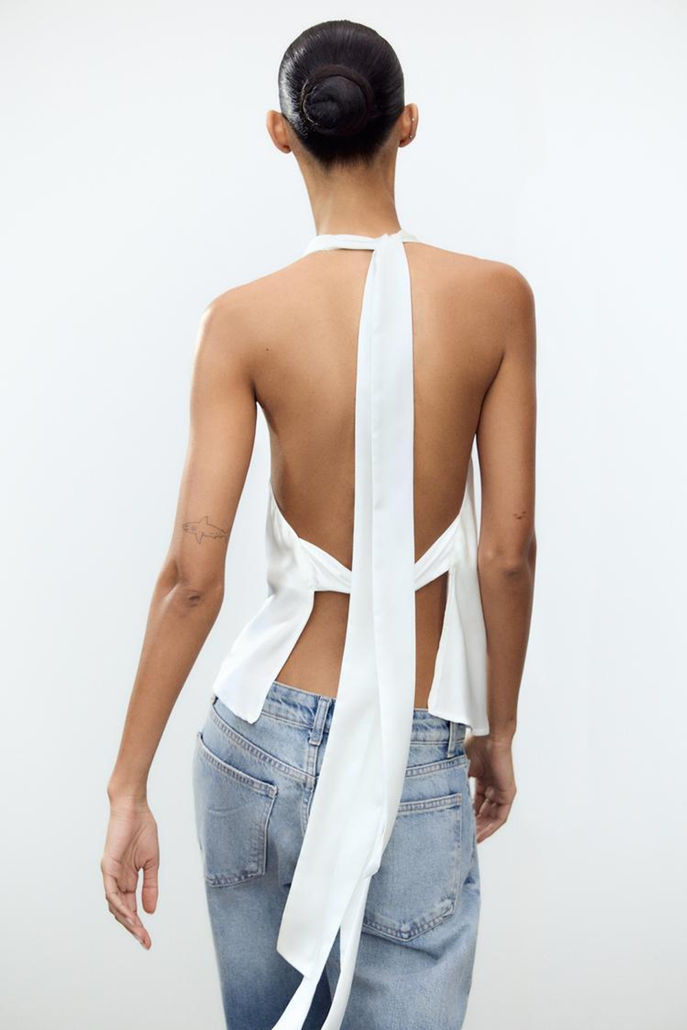 ZARA АТЛАСНЫЙ ТОП С ГОРЛОВИНОЙ ХАЛТЕР, БЕЛЫЙ