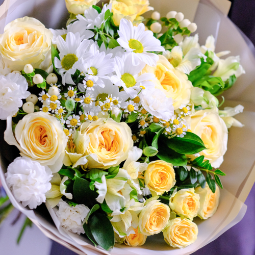 Купить Нежный букет с ромашками и пионовидными розами #991