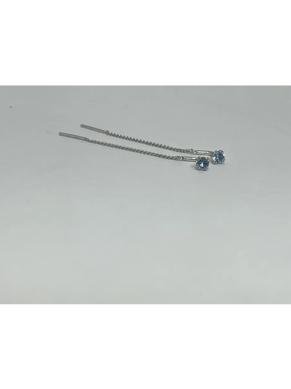 Серебряные серьги протяжки с голубым фианитом