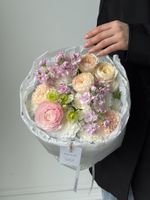 Букет из кустовых пионовидных роз, хризантемы, ранункулюсов и маттиолы