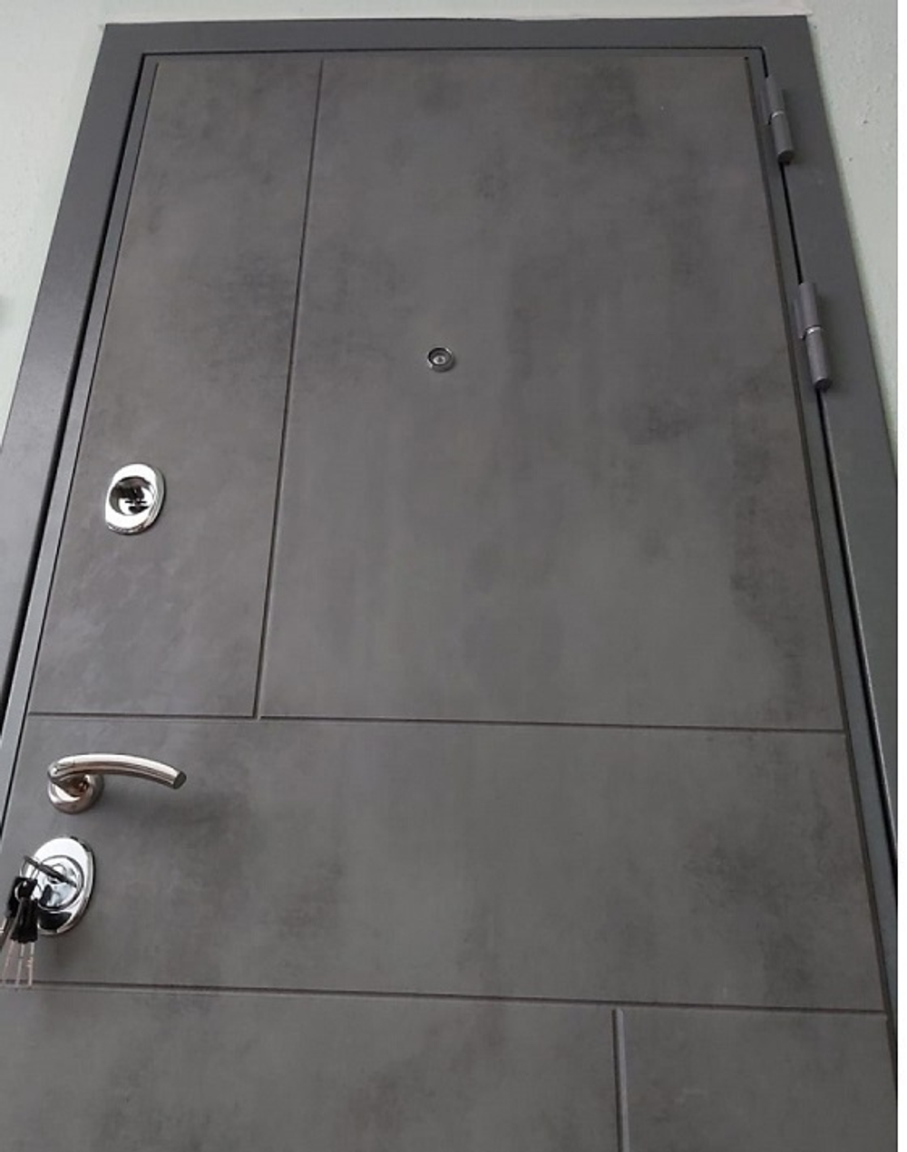Входная металлическая дверь с зеркалом RеХ (РЕКС) Премиум 290 Темный бетон / зеркало СБ-17 ( узкая рамка) Сандал белый