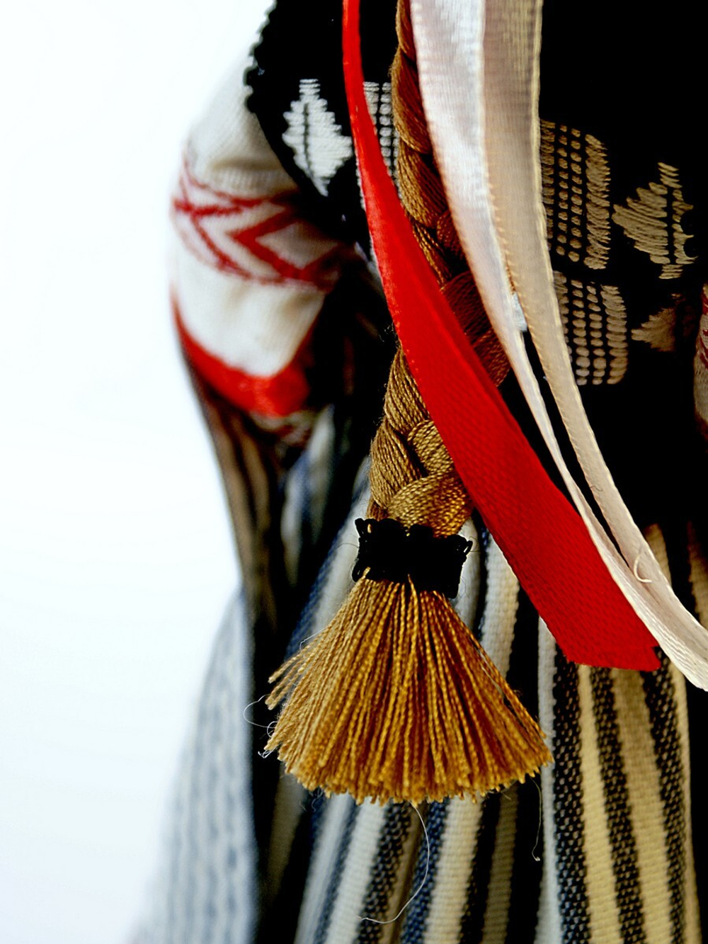 Кукла фарфоровая Литовка в национальном костюме