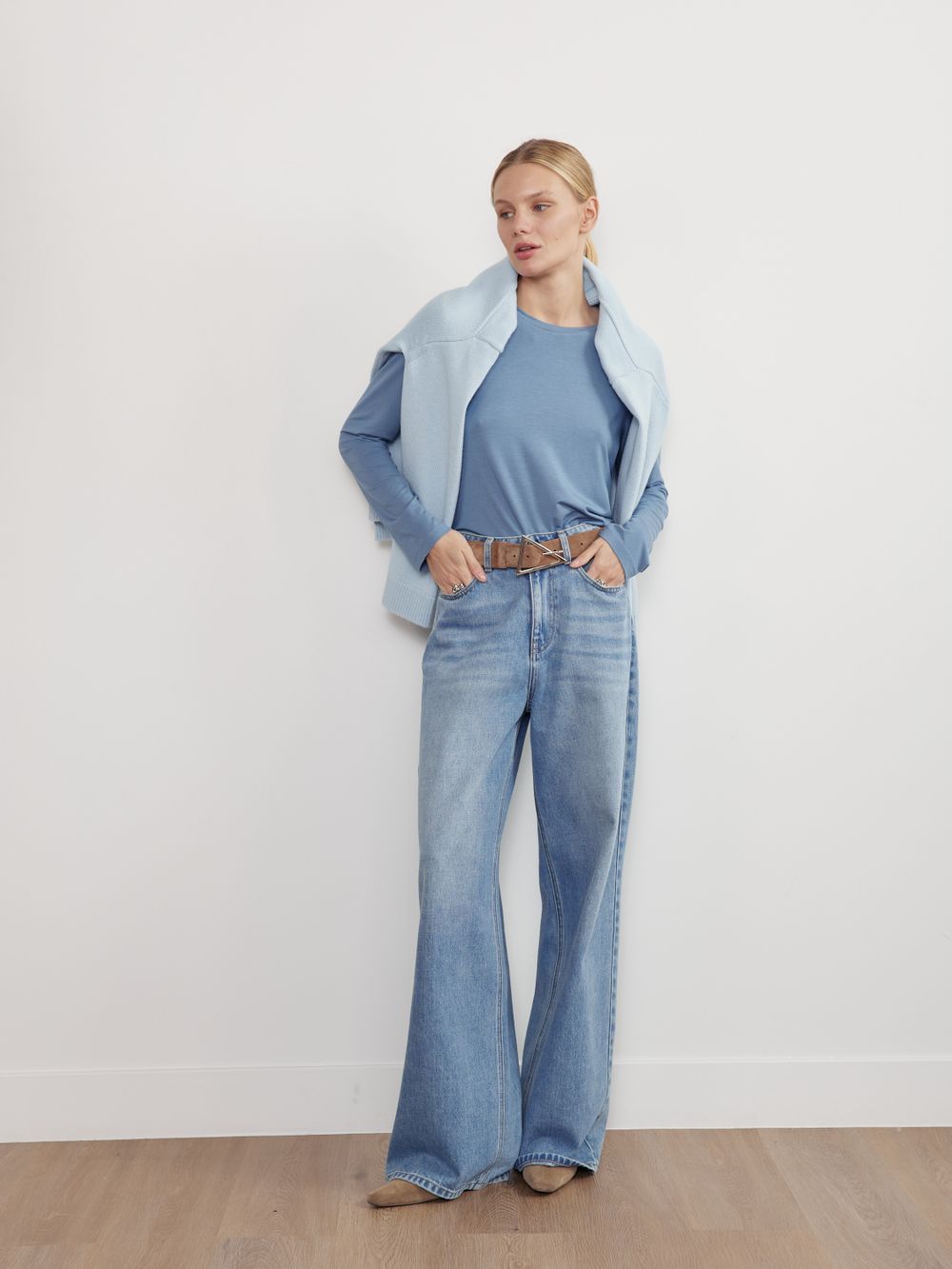 БАЗОВЫЙ РЕМЕНЬ С ТРЕУГОЛЬНОЙ ПРЯЖКОЙ ЗАМША КАПУЧИНО