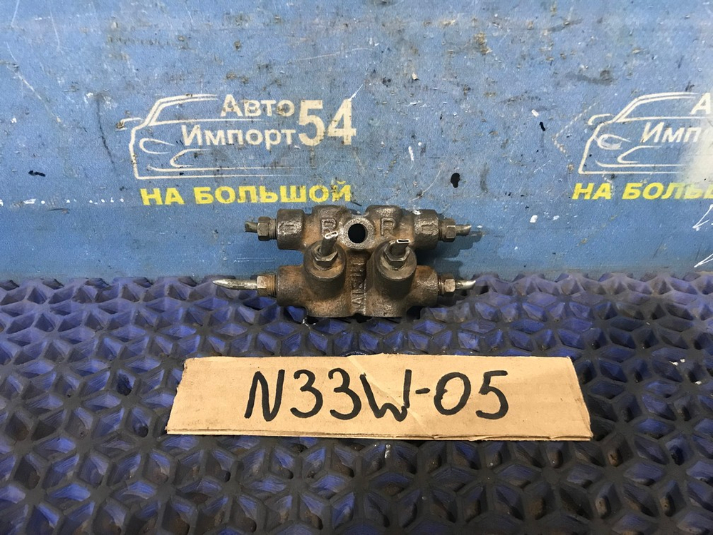 Распределитель тормозной MITSUBISHI CHARIOT 1995