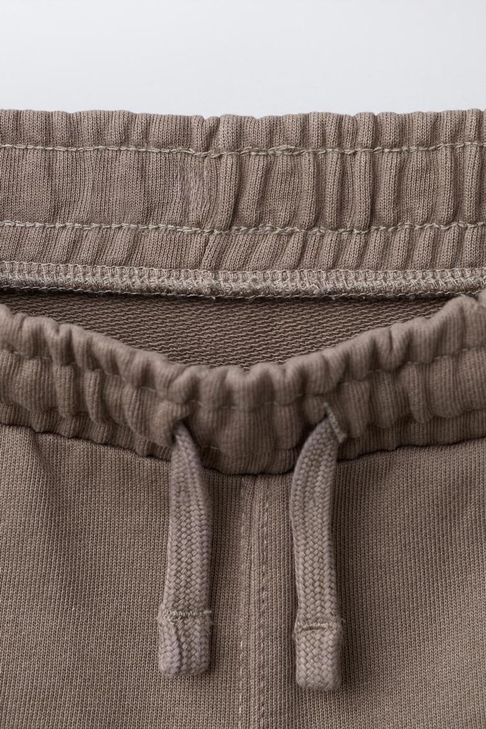 ZARA БРЮКИ BARREL ИЗ МЯГКОЙ ТКАНИ С НАДПИСЬЮ, СЕРО-КОРИЧНЕВЫЙ