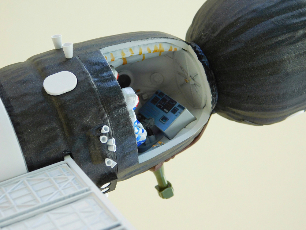 Модель космического корабля СОЮЗ (М1:50 с космонавтами)