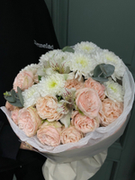 Сборный букет  с кустовой пионовидной розой и хризантемой  в оформлении
