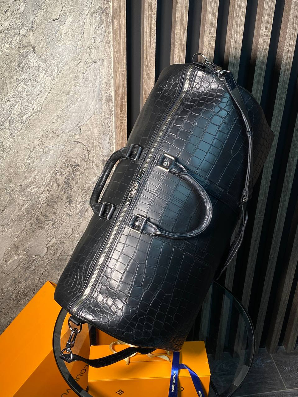 Сумка дорожная из кожи крокодила Louis Vuitton