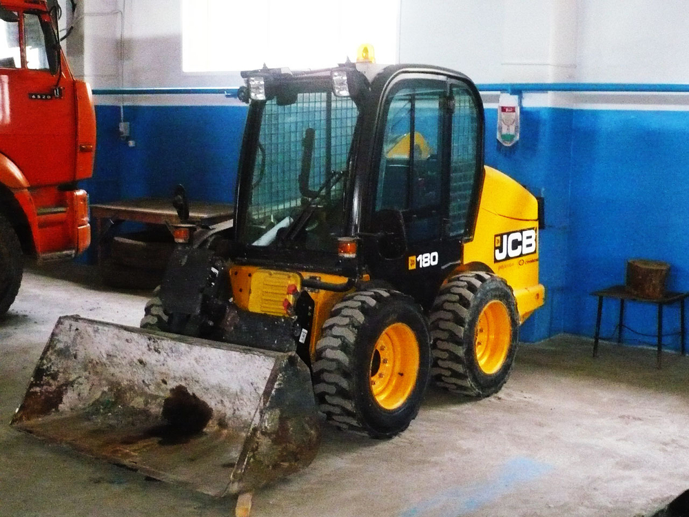 Мини-погрузчик JCB Robot 180