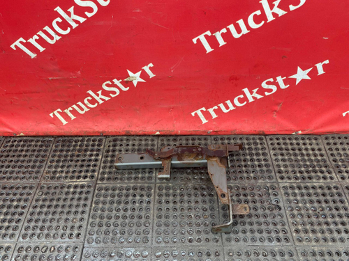 Кронштейн крыла передний левый