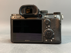 Sony A7 III 20.822 кадров, один из разъемов карт не работает, скол на корпусе