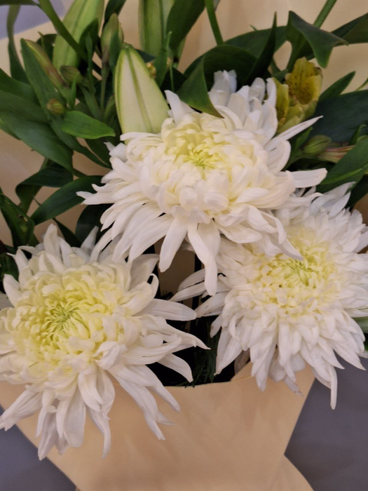 Букет с одноголовыми хризантемами и лилией
