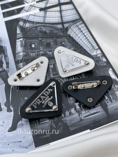 Брошь металлическая Прад. на коже черная серебро