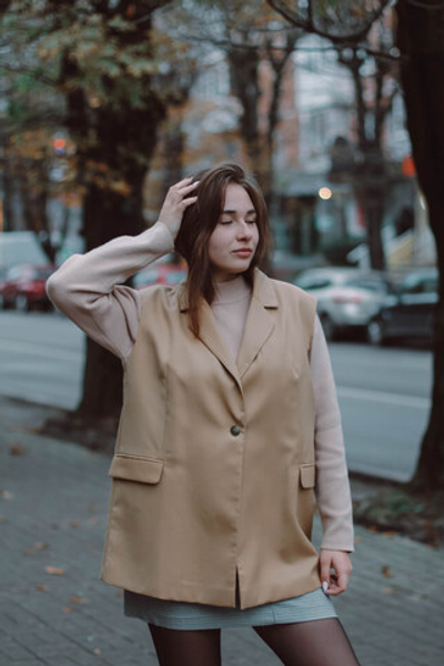 Однобортный удлиненный жилет-пиджак цвета беж