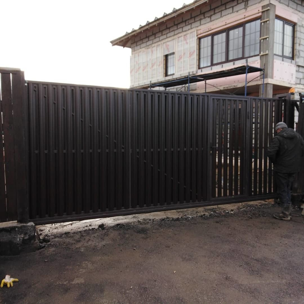 Ворота откатные с зашивкой металлоштакетником на винтовых сваях 4/2