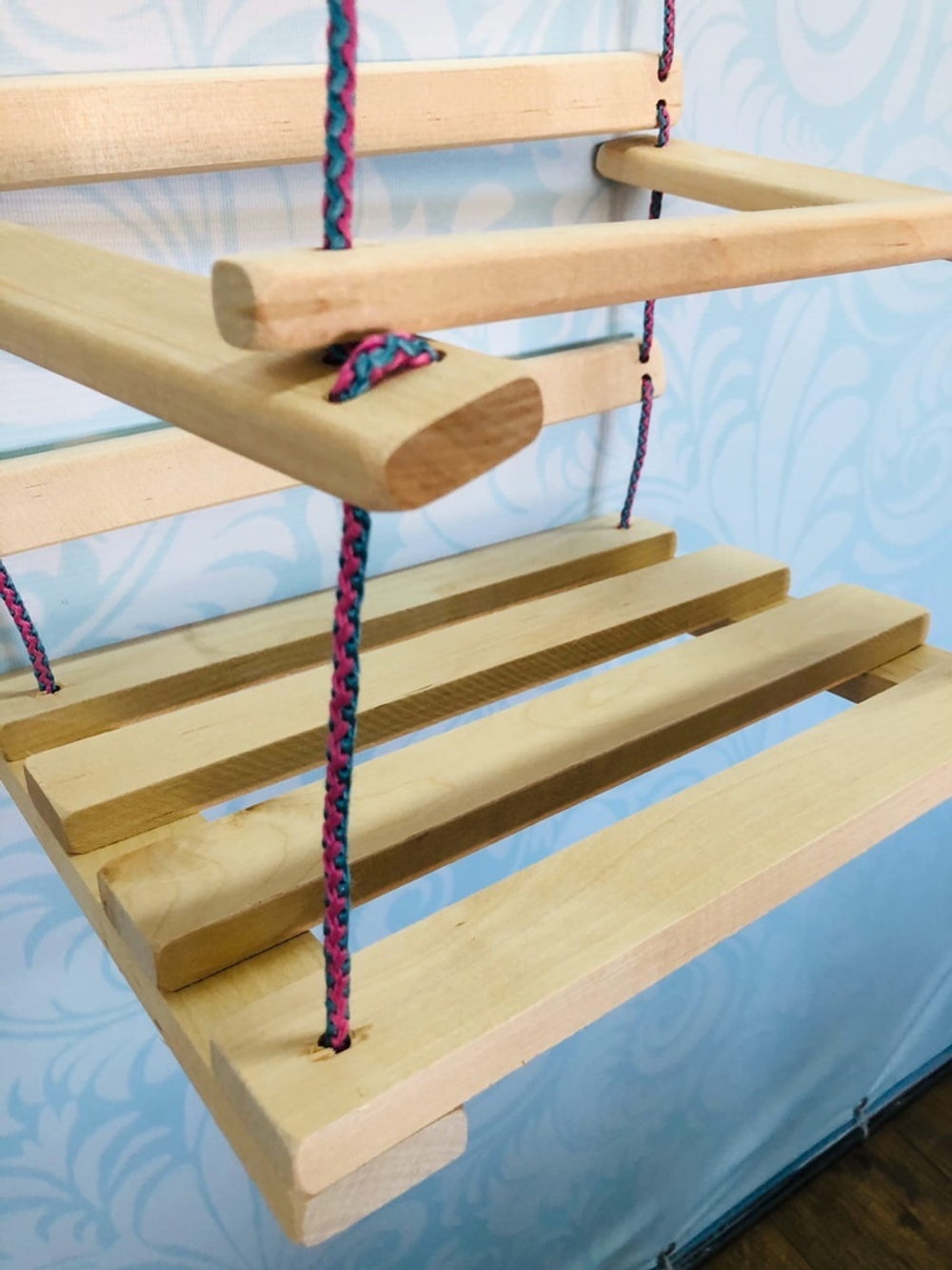 Детские качели с деревянным сиденьем