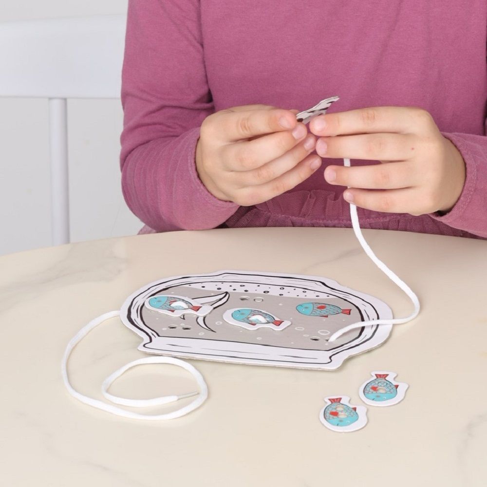 Игра-шнуровка «Веселые шнурочки». Завяжи и сосчитай яблоки, рыбок, звездочки