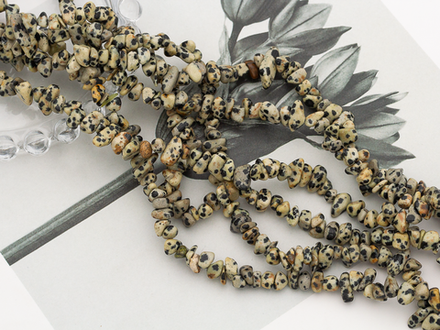 Нить бусины из далматиновой яшмы 7-8мм (галька)