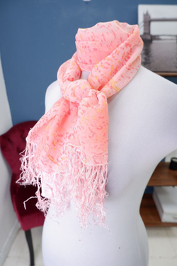 Шарф нежного цвета