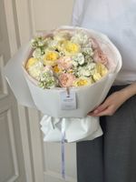 Букет сборный из кустовых пионовидных роз, ромашки, диантусов и маттиолы