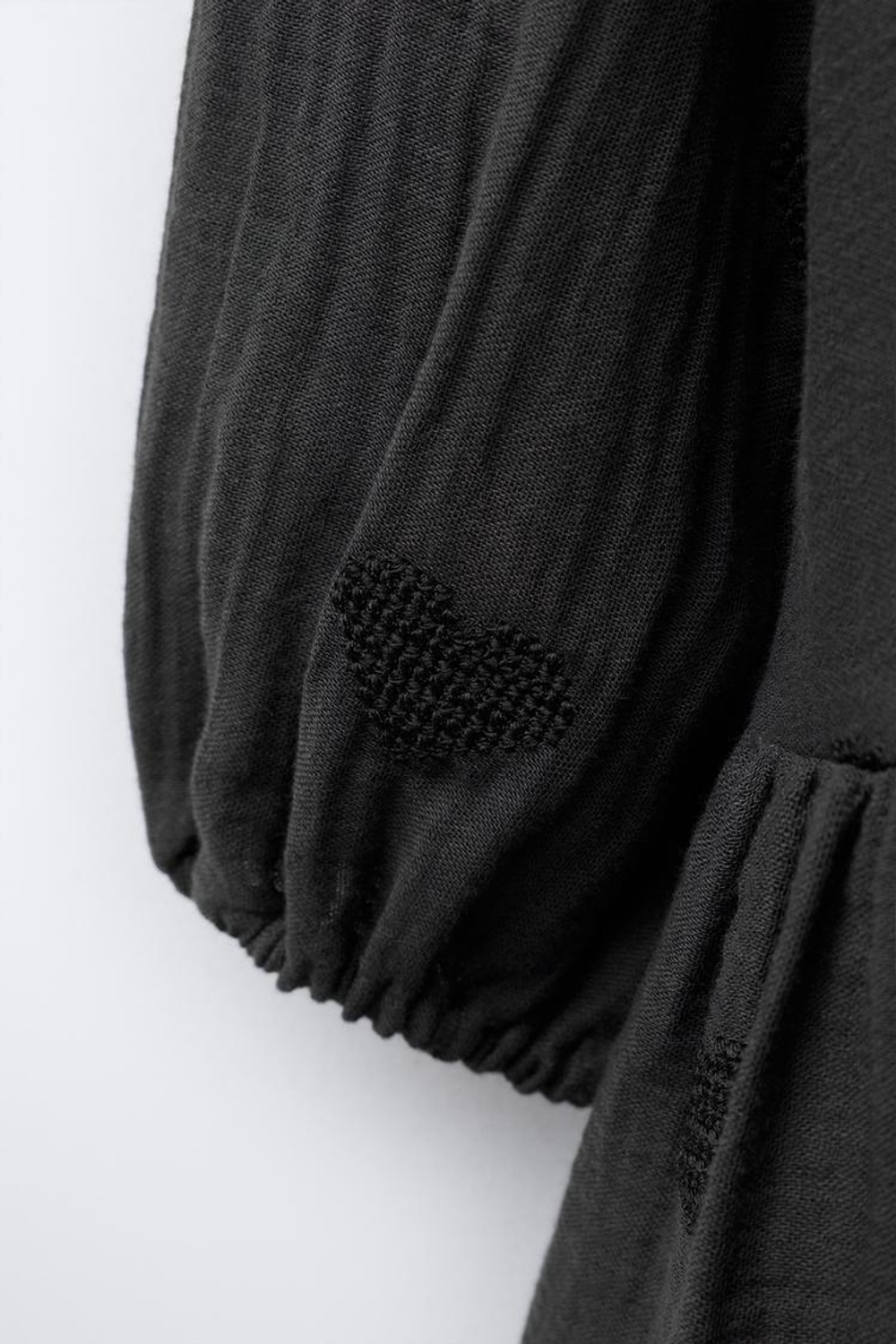 ZARA ПЛАТЬЕ С ВЫШИВКОЙ «СЕРДЕЧКИ», МЯГКИЙ СЕРЫЙ