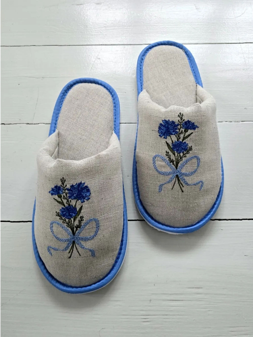 Льняные тапочки с вышивкой Васильки