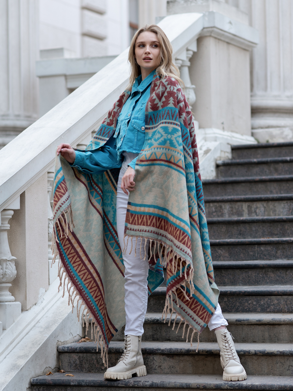 Теплый палантин с орнаментом