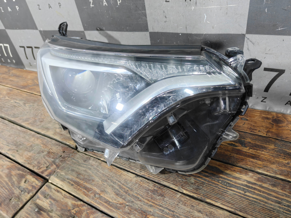 Фара правая галоген Toyota RAV4 IV (XA40) 15-19 Б/У Оригинал 8113042650