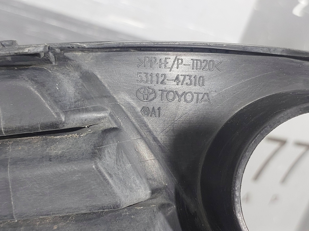 Решетка переднего бампера Toyota Prius 4 (XW50) 18-23 Б/У Оригинал 5311247310