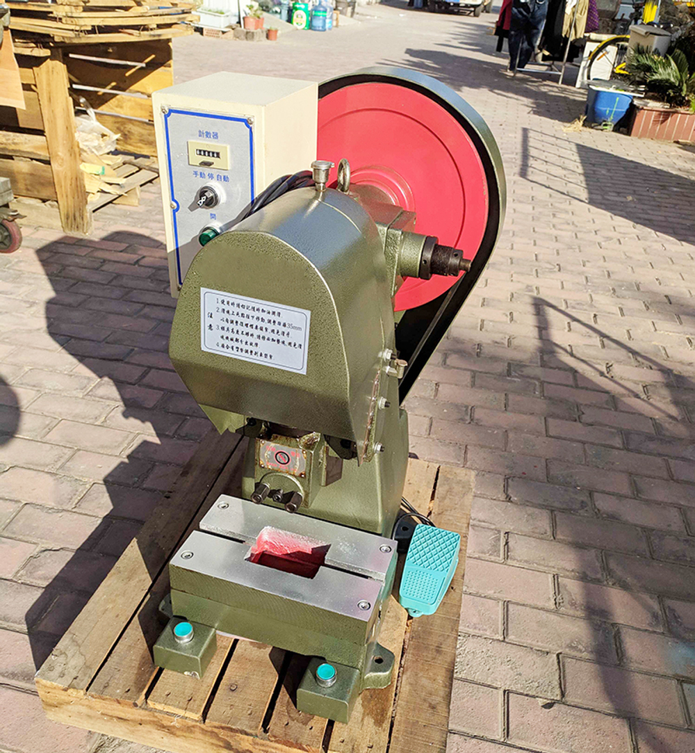 Electrical punching press/compression machine