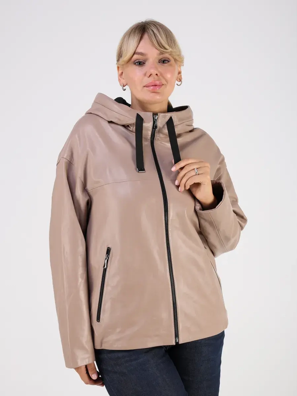 Кожаная куртка демисезонная с капюшоном короткая