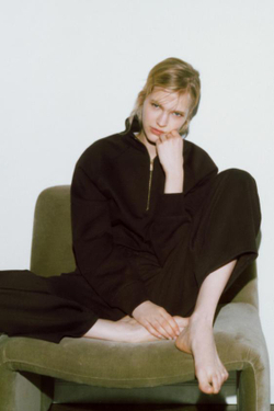 ZARA БРЮКИ ИЗ МЯГКОЙ ТКАНИ С НАШИВКОЙ, КОРИЧНЕВЫЙ