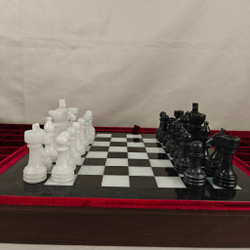 Подарочные шахматы из мрамора и оникса в футляре
